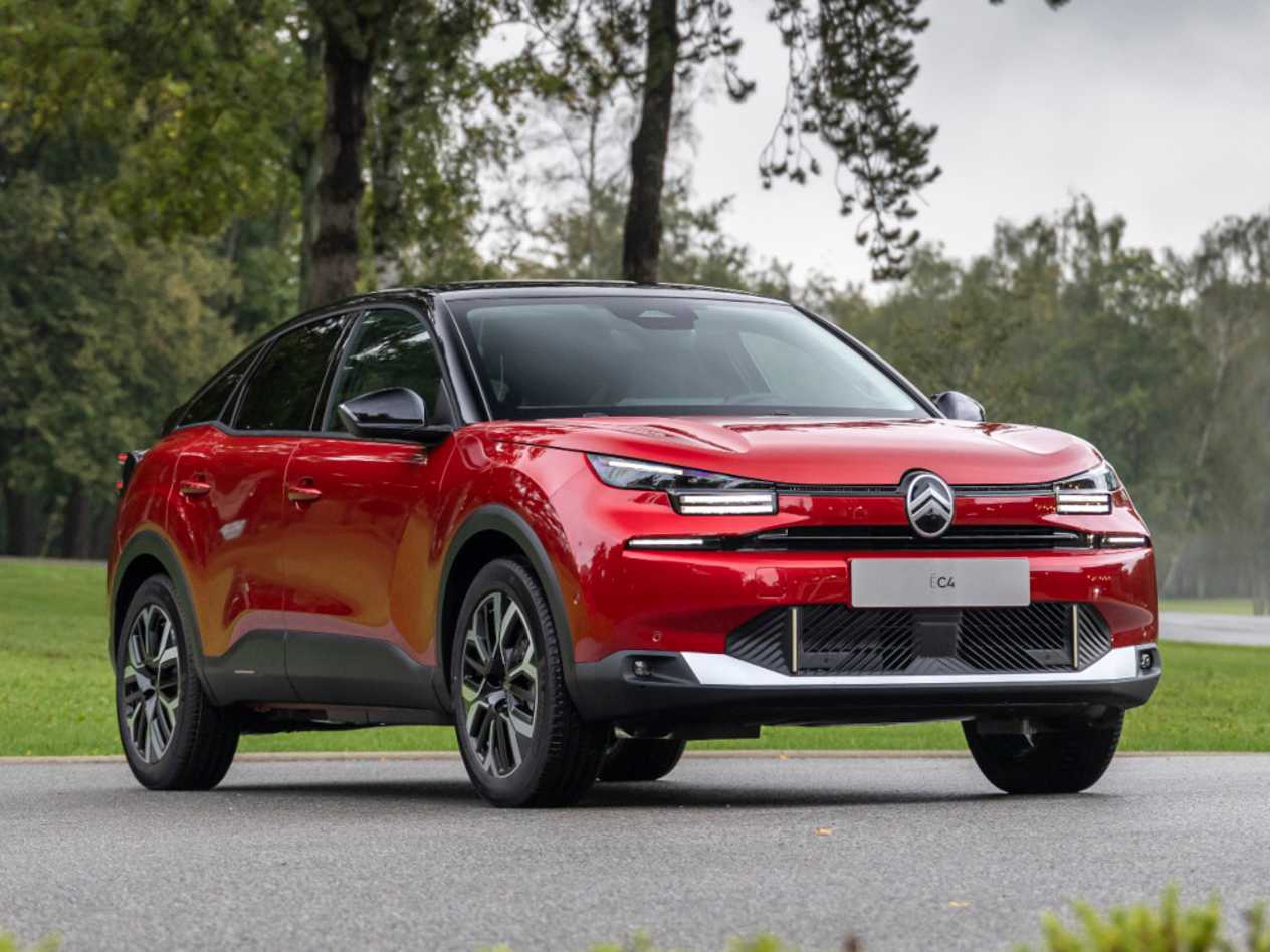 Citroën C4 2025 rouge elixir : trois quarts avant droit statique