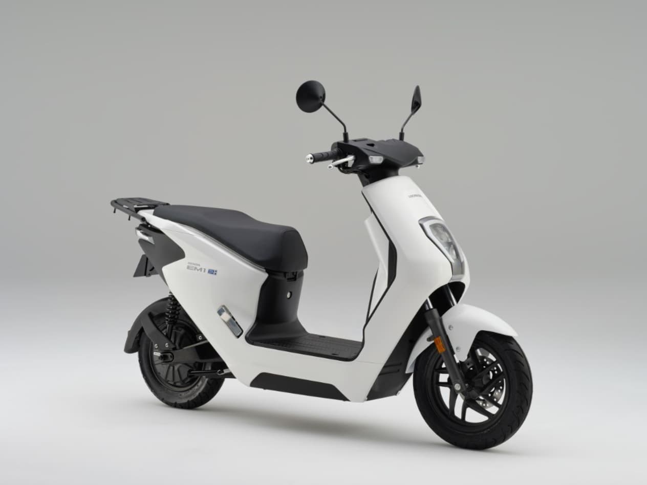 Honda EM1 e 2023 : blanc trois quarts avant