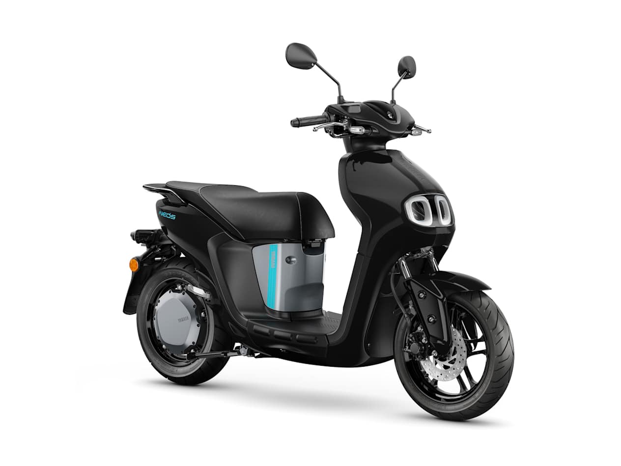 Yamaha Neo's 2023 Midnight Black : trois quarts avant