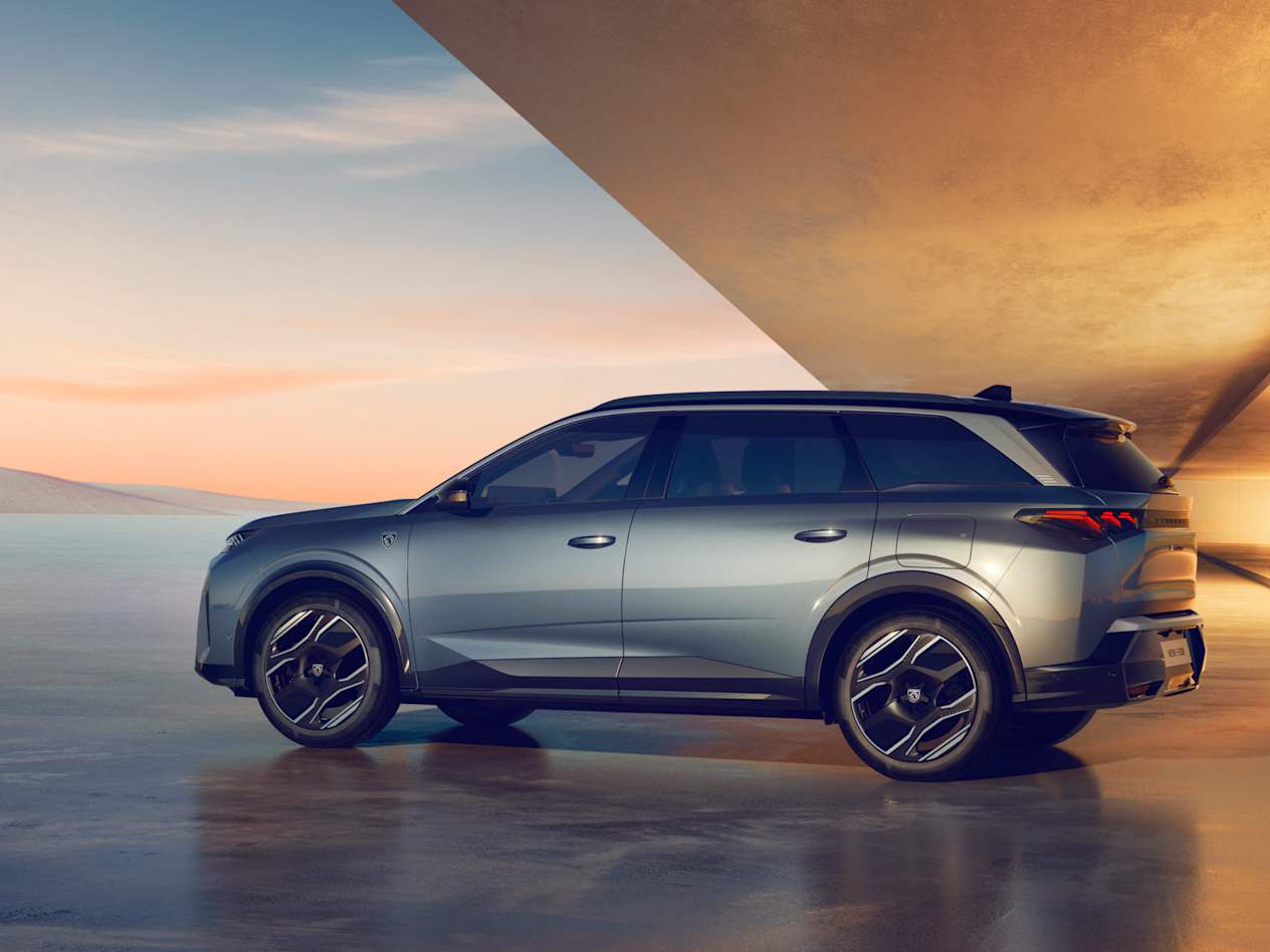 Peugeot 5008 2024 : profil gauche statique