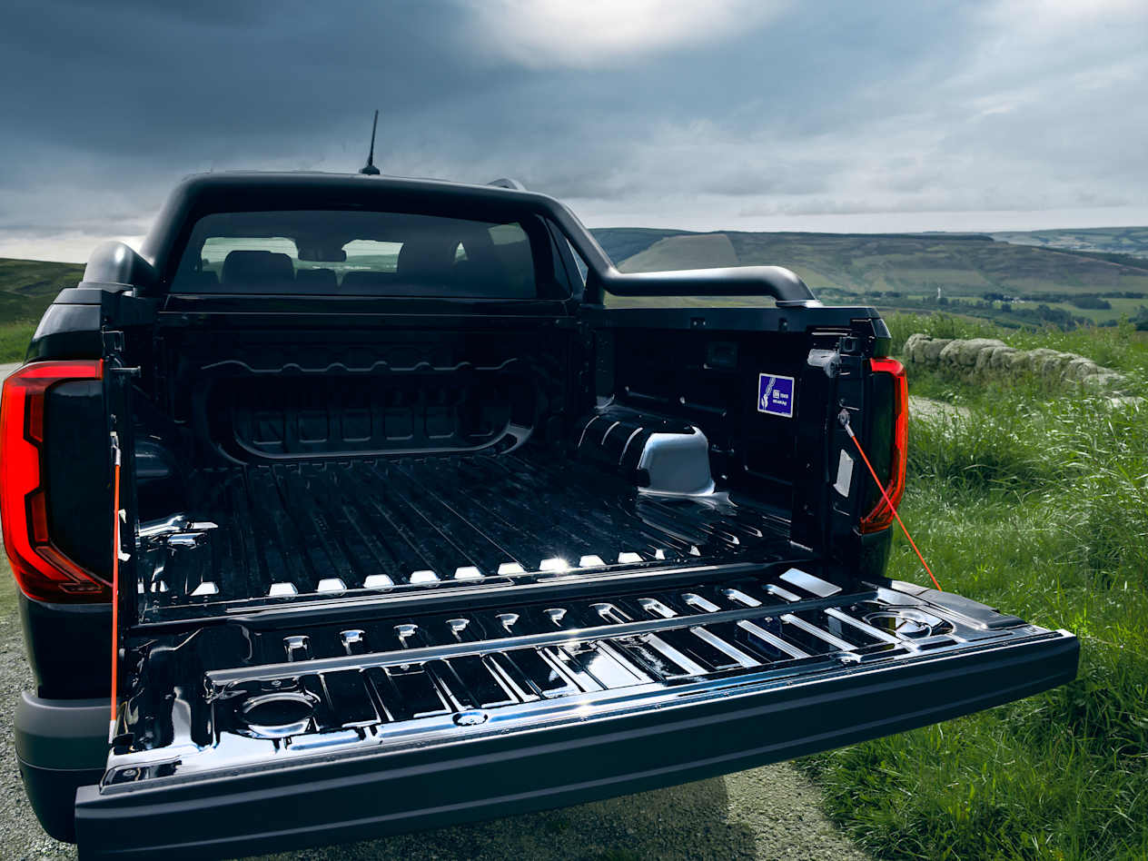 The load bed of the Volkswagen Amarok with the lid lowered