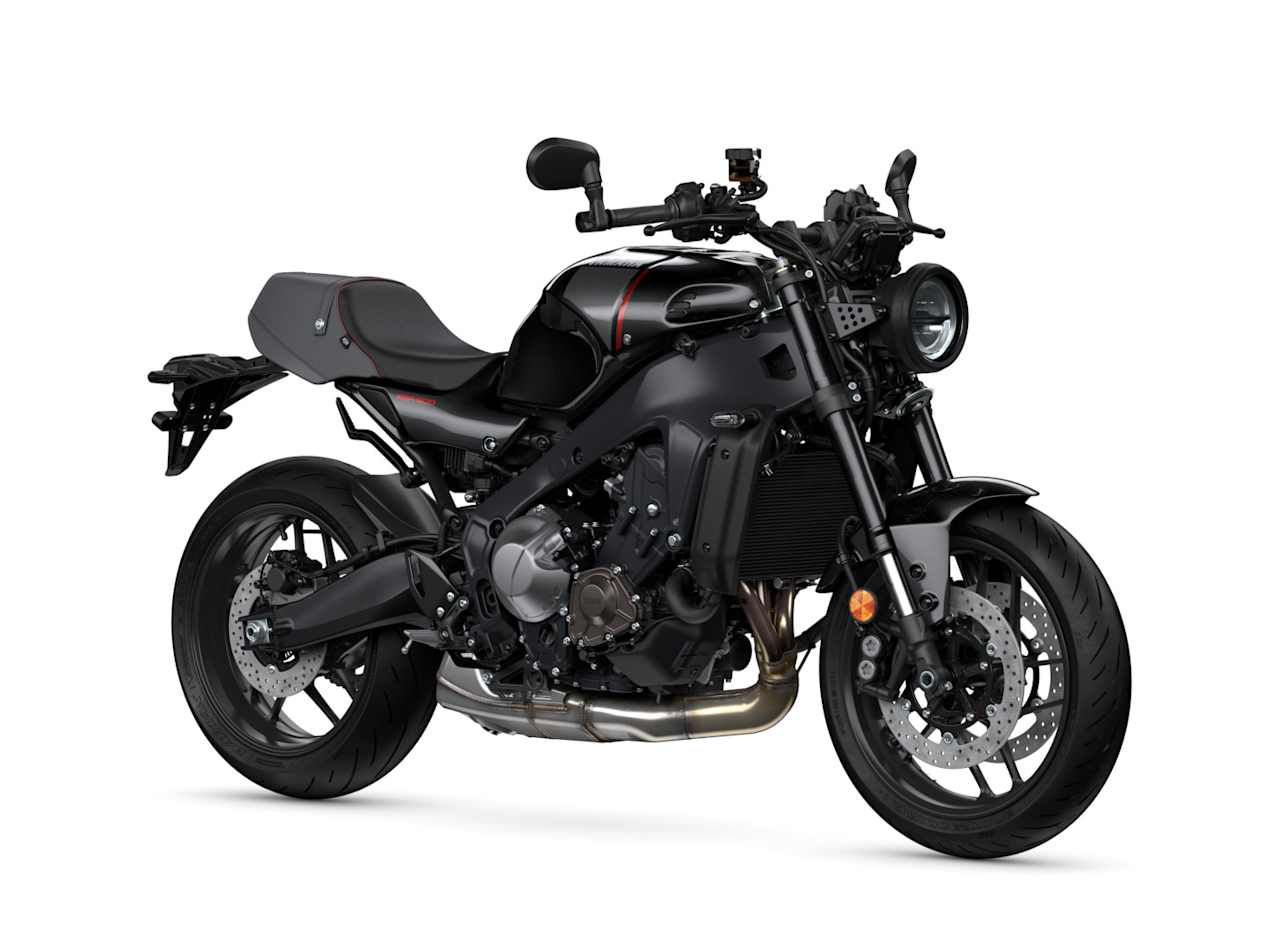 Yamaha XSR900 2022 Mignight Black : trois quarts avant