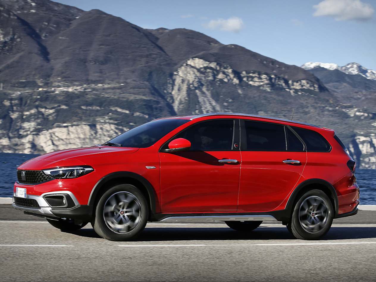Fiat Tipo Cross SW 2022 RED : vue de profil sur la route