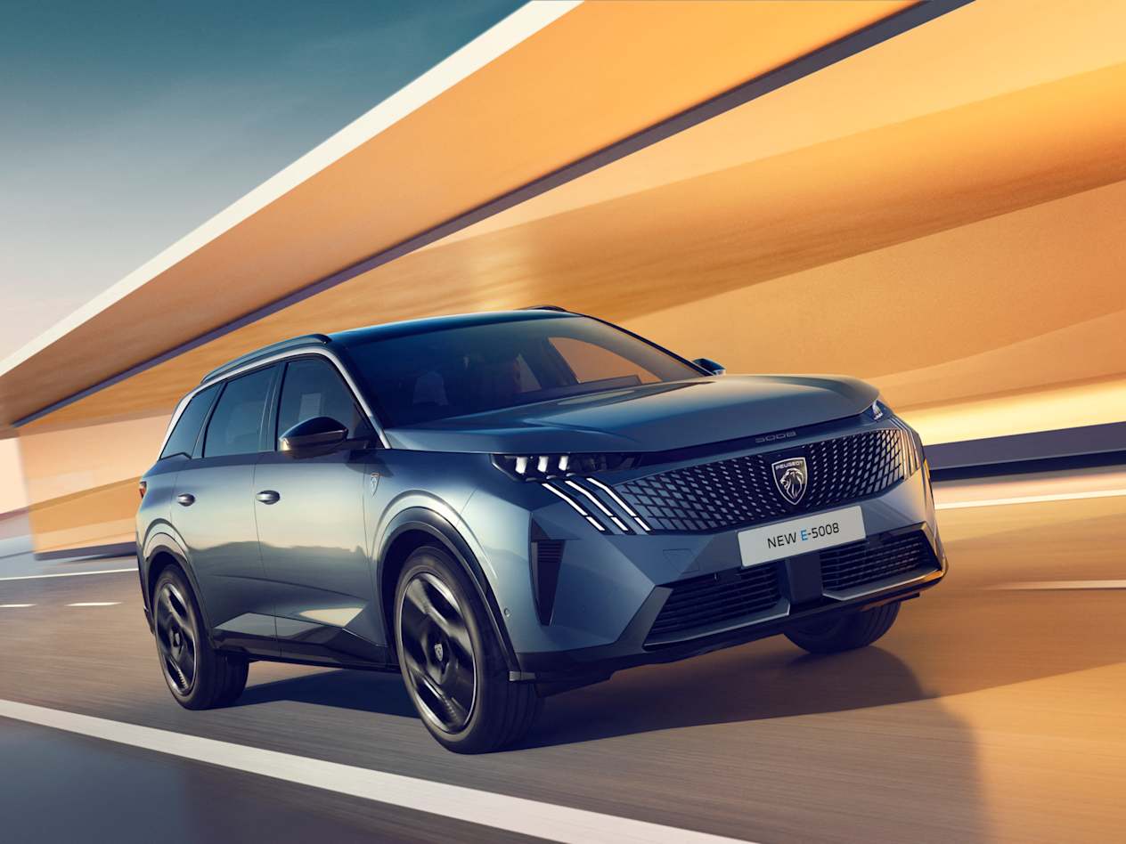 Peugeot 5008 2024 : trois quarts avant droit en mouvement