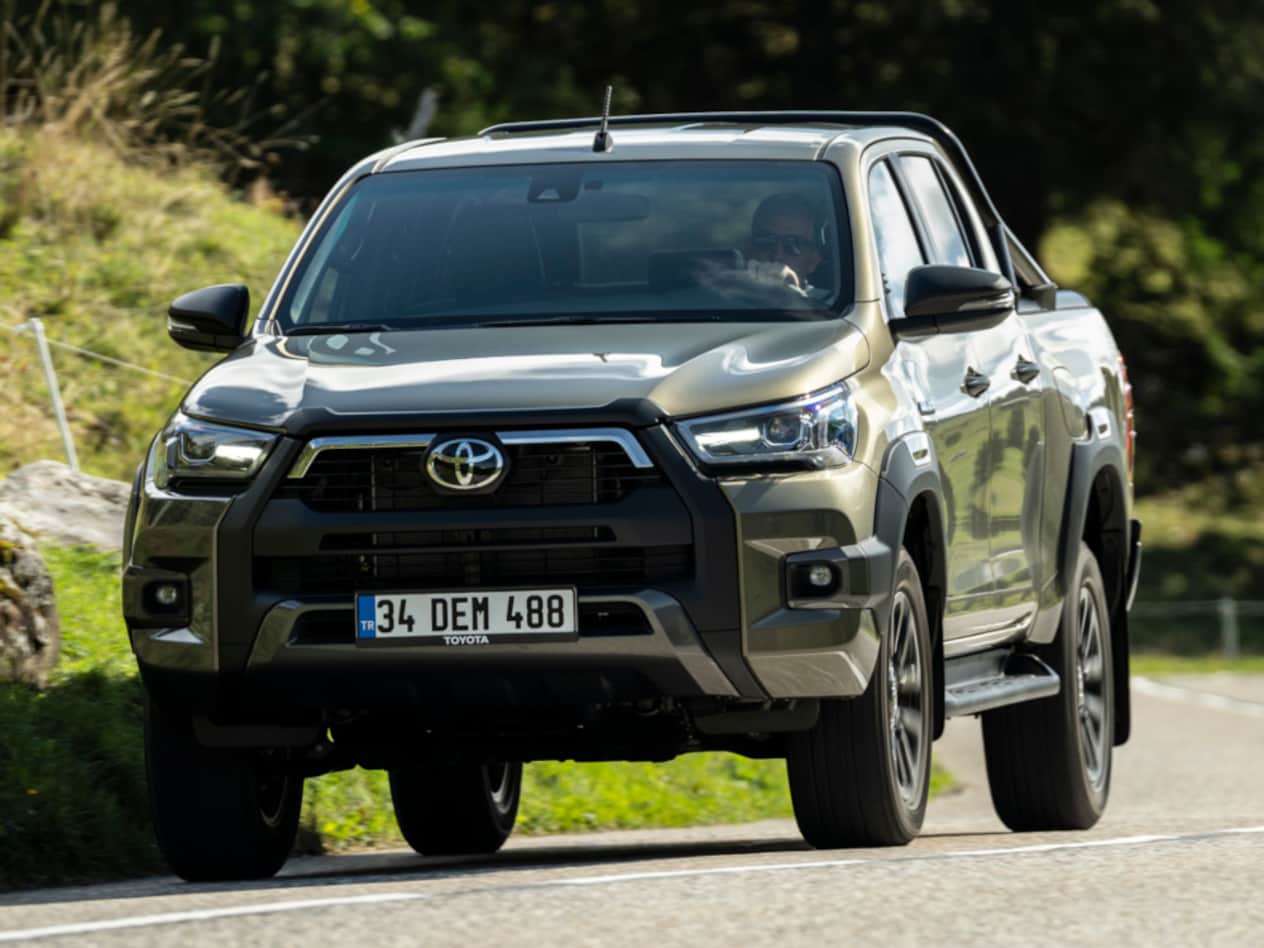 Toyota Hilux 2020 : face avant sur route