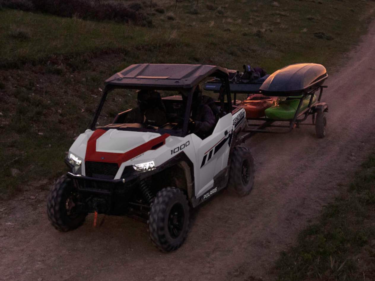 Polaris General 2023 : sur chemin avec remorque