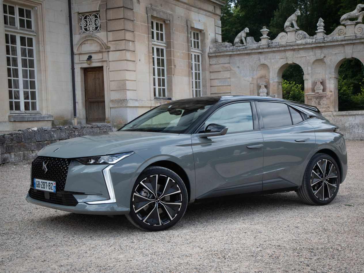 DS 4 au Château de Chantilly : gris laqué 3 quarts avant