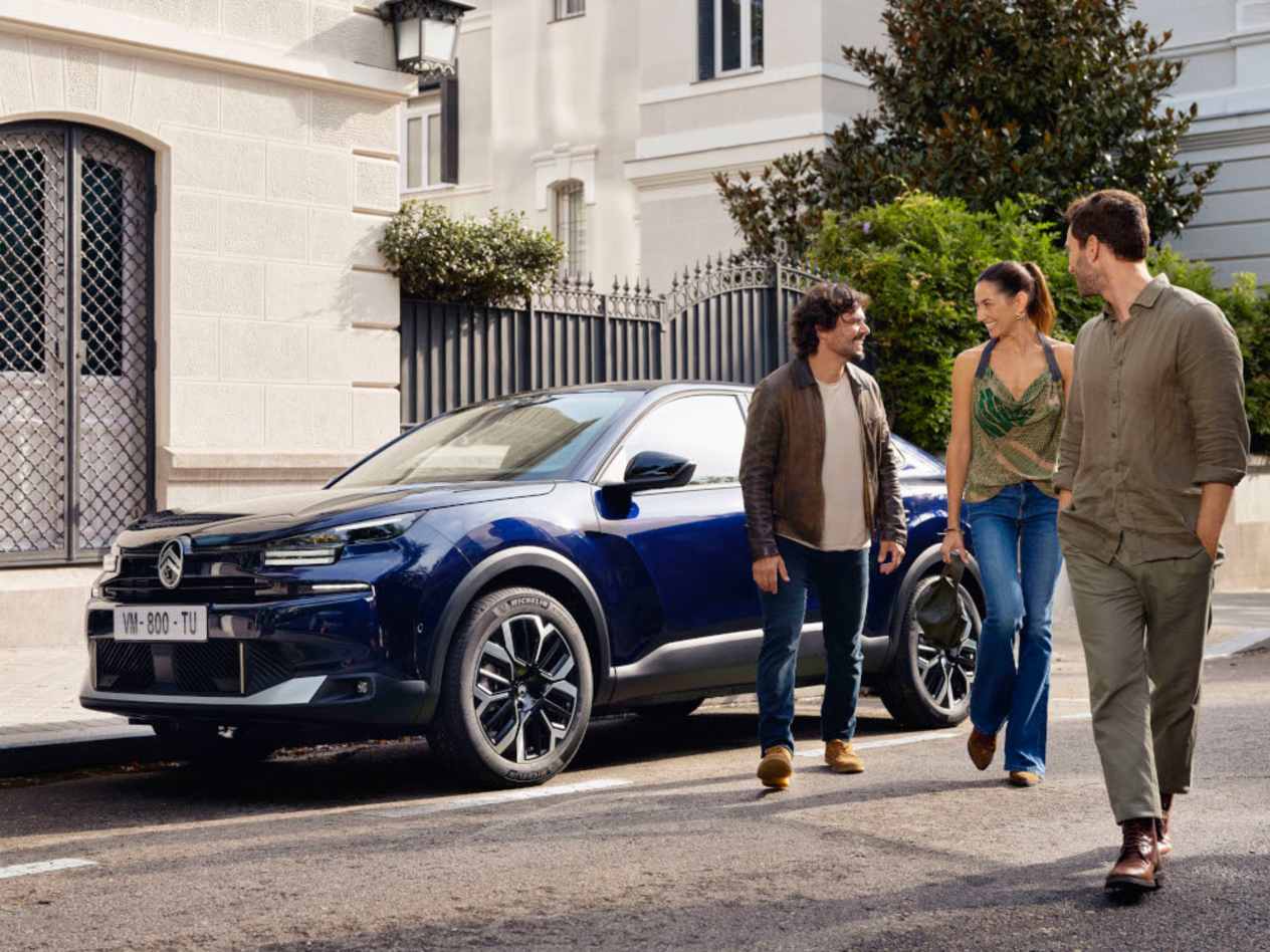 Citroën C4X 2025 : trois quarts avant gauche dans la rue avec 3 modèles