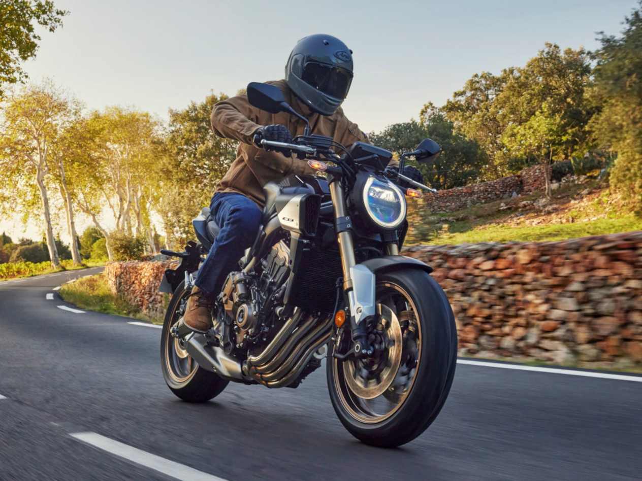 Honda CB650R 2024 : trois quarts avant droit sur route en sortie de virage