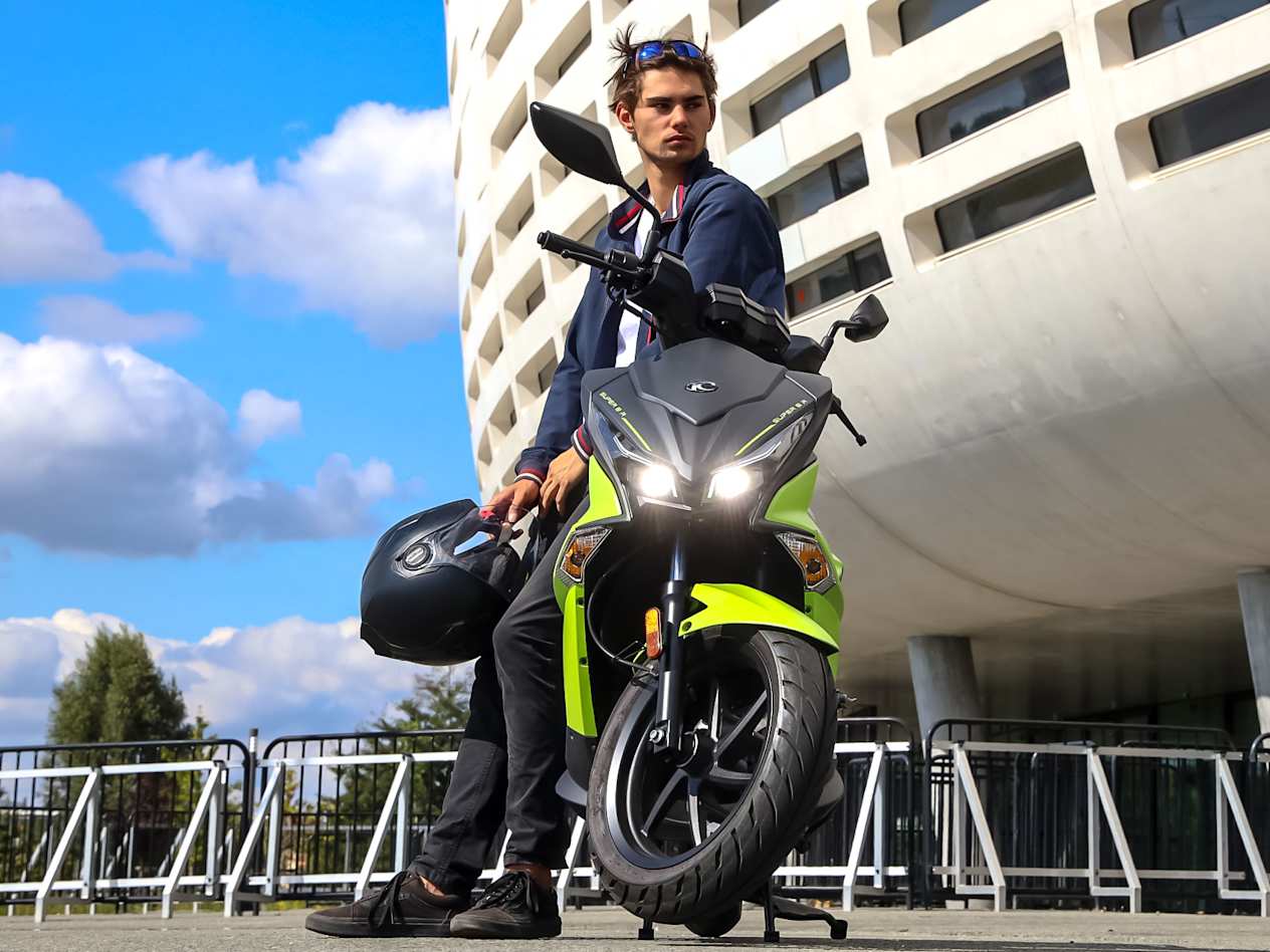 Kymco Super 8 R 2024 : face avant statique avec jeune homme