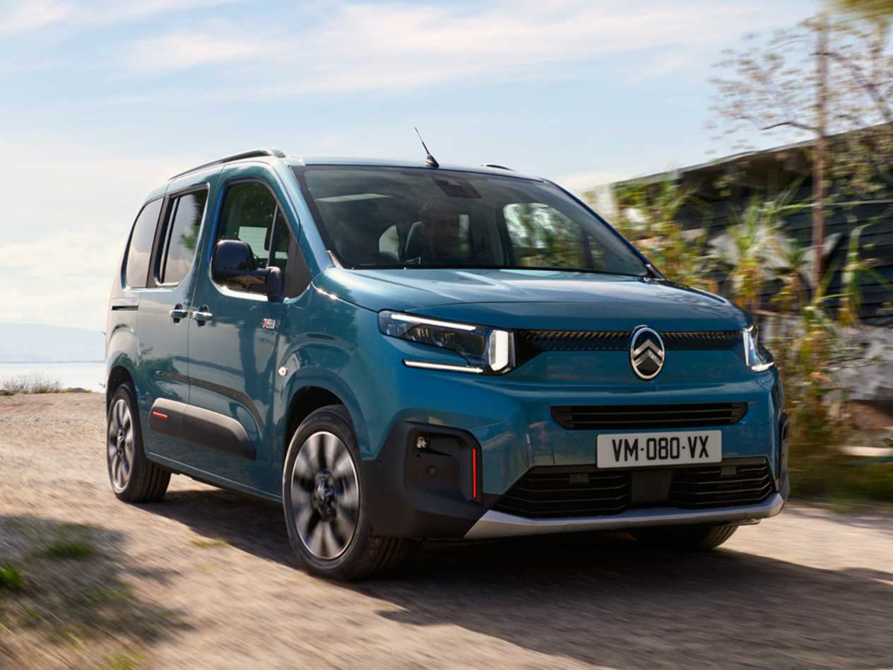 Citroën Berlingo 2024 : trois quarts avant droit sur piste de terre