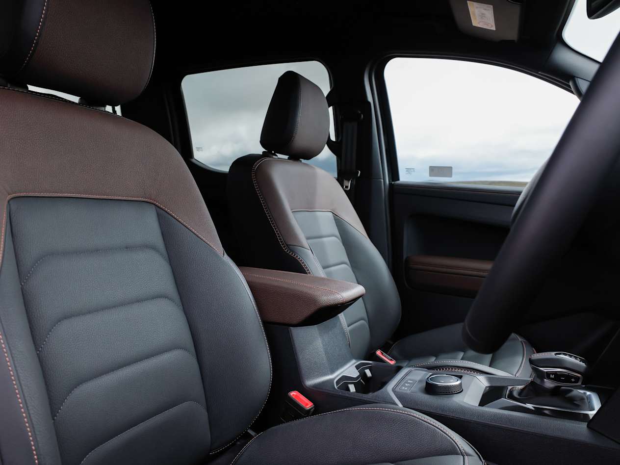 View of the front seats of the Volkswagen Amarok from the driver side door