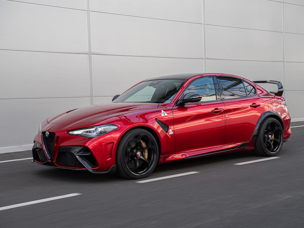 Alfa Romeo Giulia GTAm : vue trois quarts avant