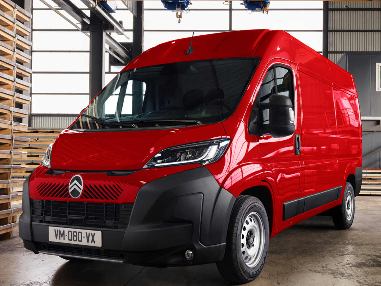 Citroën Jumper 2024 : trois quarts avant gauche dans un entrepôt