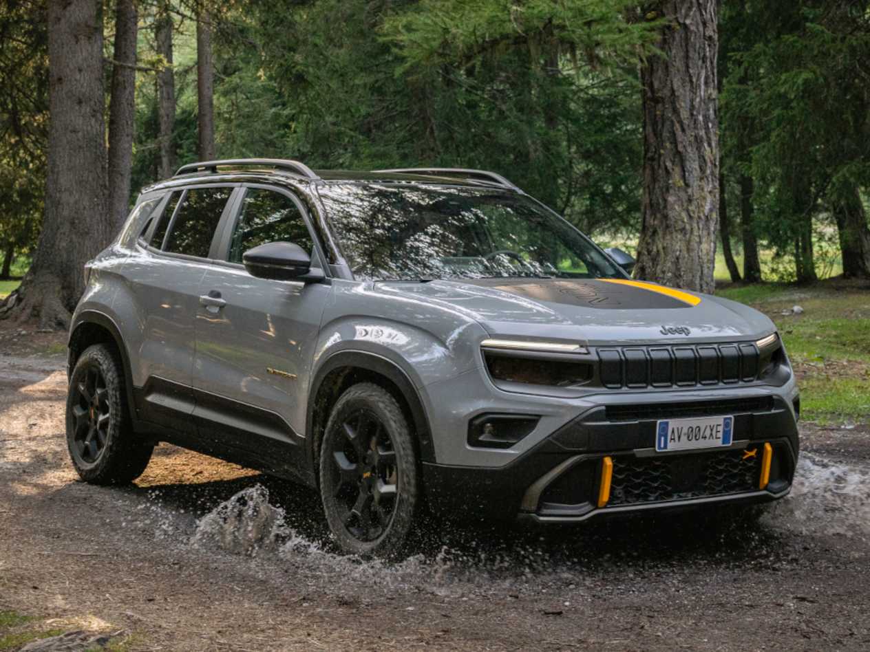 Jeep Avenger 4x3 North Face 2024 : trois quarts avant droit sur chemin en forêt