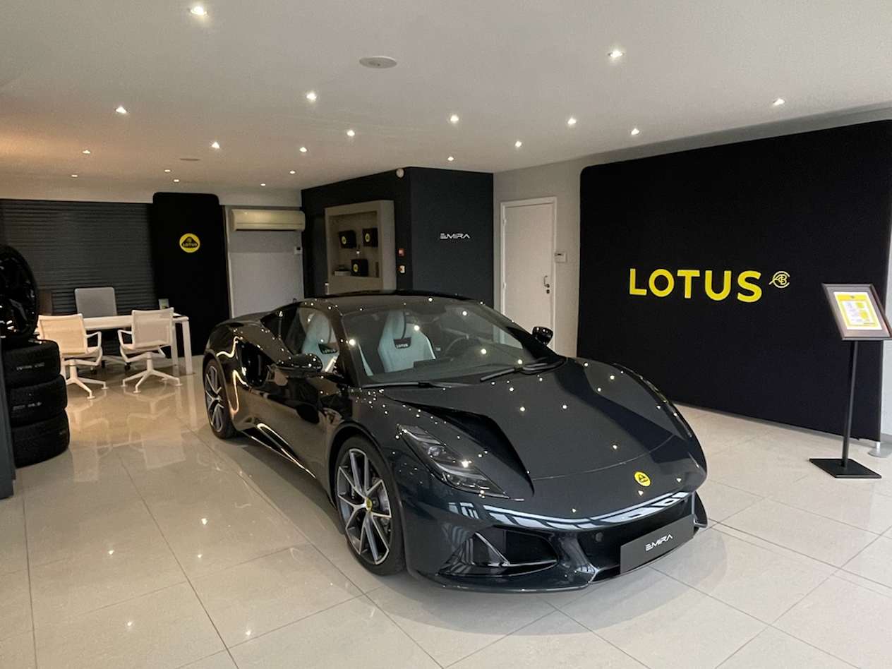 Concession Lotus Fréjus : intérieur avec Lotus Emira