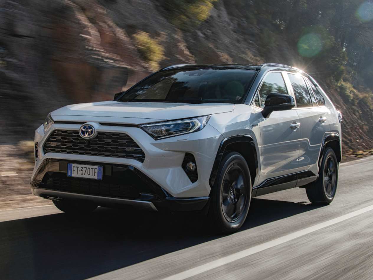 Toyota RAV4 Hybride : trois quarts avant gauche sur route