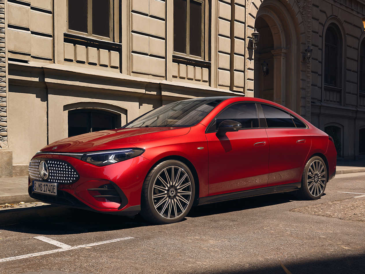 Mercedes CLA 2025 rouge : trois quarts avant gauche statique
