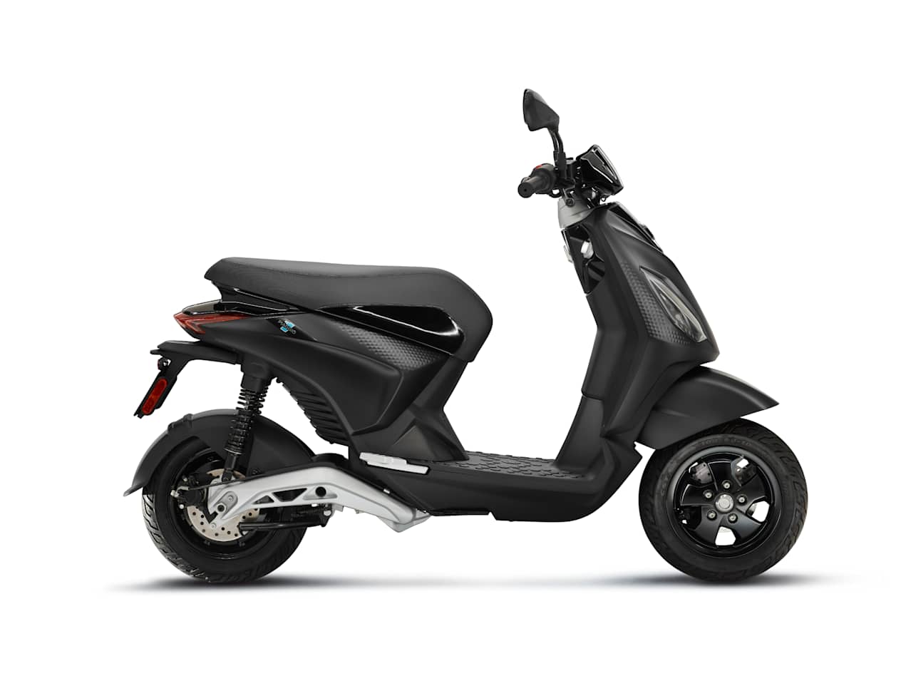 Piaggio 1 Forever Black profil