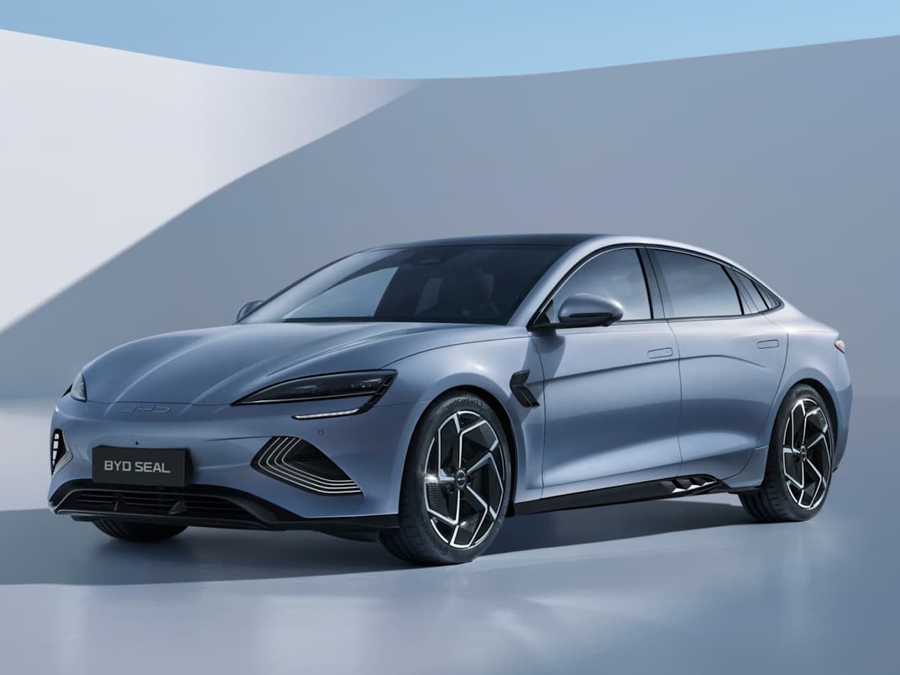 BYD Seal : trois quarts avant gauche statique sur fond blanc