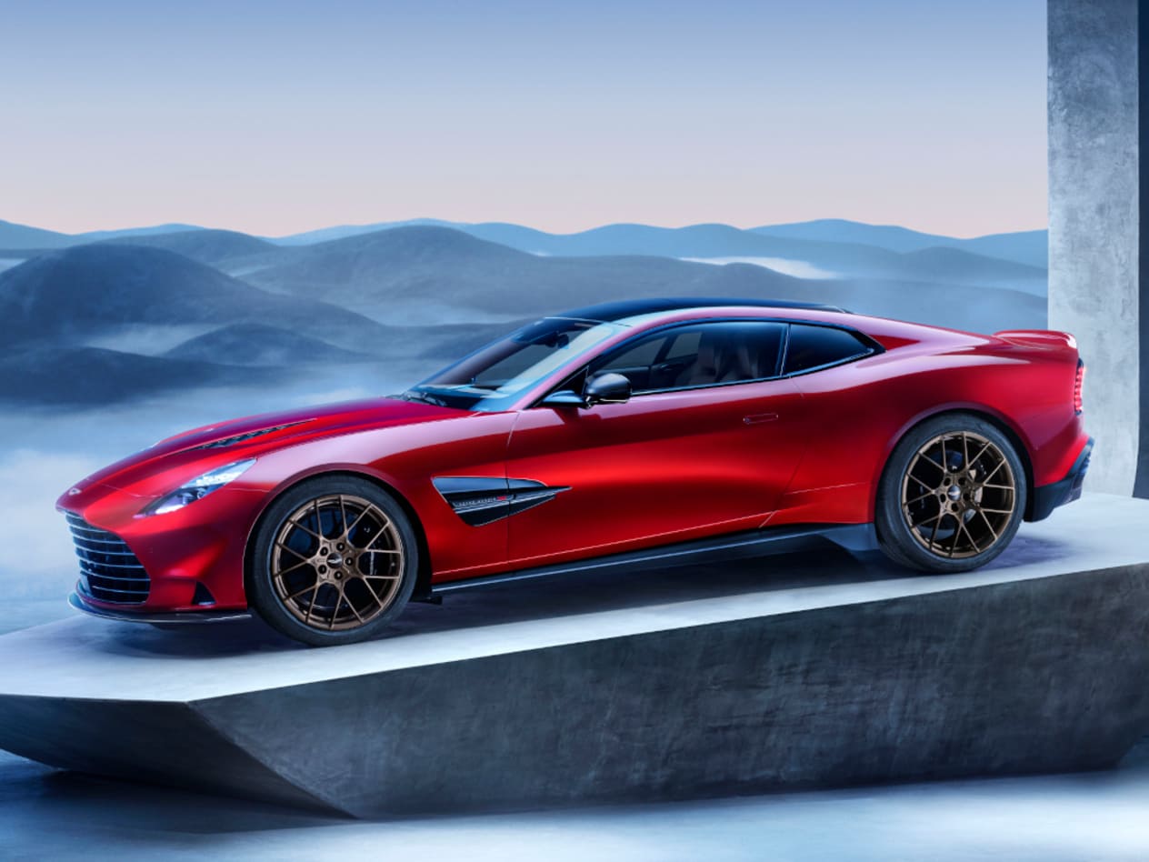 Aston Martin Vanquish 2024 : trois quarts avant gauche sur promontoire