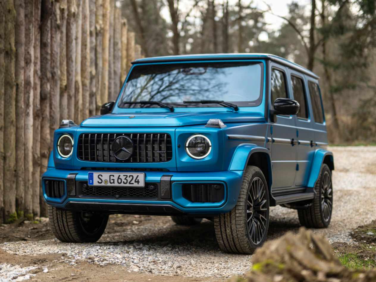 Mercedes Classe G 63 AMG 2024 avec Pack Carbone : trois quarts avant gauche sur chemin