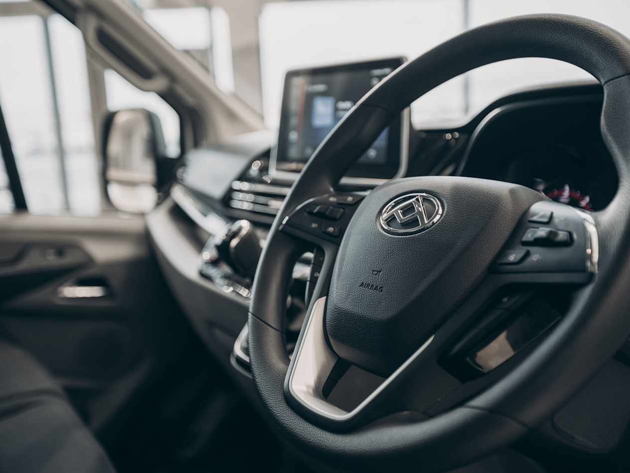 MAXUS DELIVER 9 LUXURY MODEL Blue