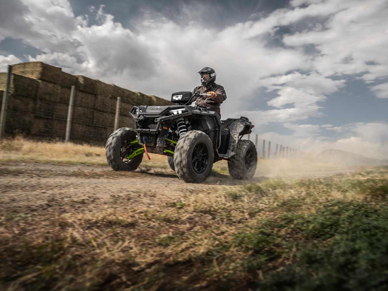 Polaris Sportsman XP 1000 S 2023 : trois quarts avant droit sur chemin