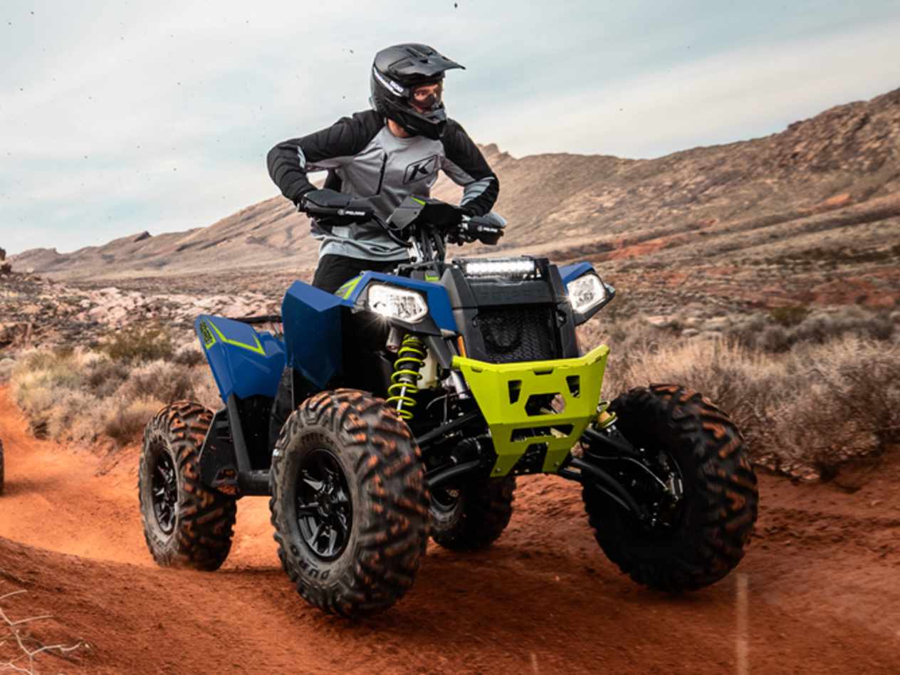 Polaris Scrambler XP 1000 S 2023 : trois quarts avant sur chemin