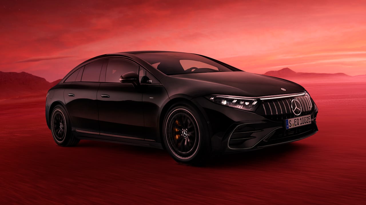 İdmanlı və hökmlü: Mercedes-AMG EQS 53 4MATIC+.