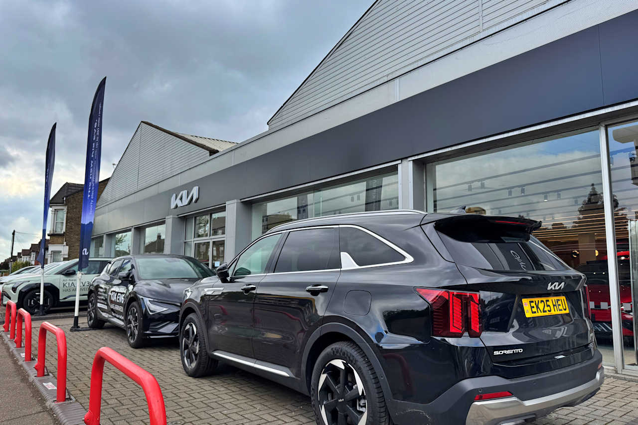Glyn Hopkin Reopens Modernised Kia Romford Dealership After Major Overhaul