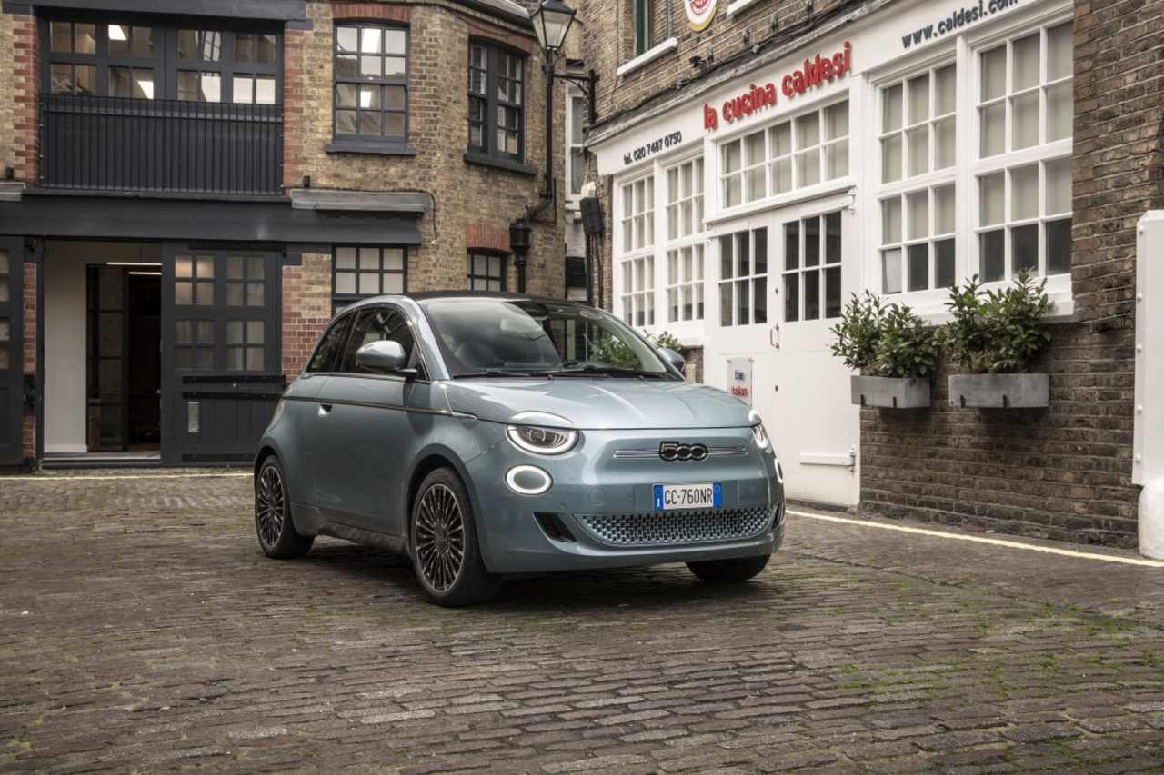 NEW ALL-ELECTRIC FIAT 500 PICKS UP DUO OF TROPHIES AT THE INAUGURAL ELECTRIFYING.COM AWARDS
