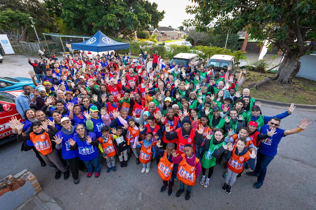 Volkswagen employees roll up their sleeves at frail care centre
