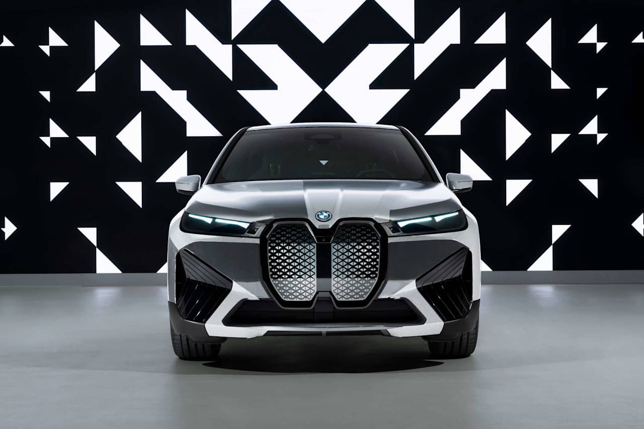 MAGICAL EXTERIOR COLOUR-CHANGE: THE BMW iX FLOW FEATURING E INK