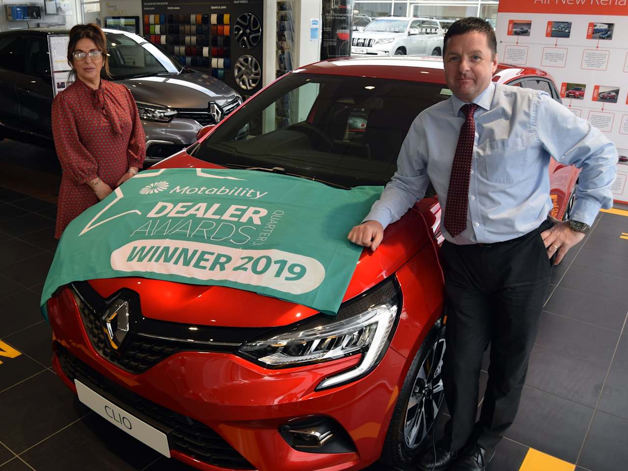 SHELBOURNE MOTORS RENAULT CELEBRATES AWARD WIN FOR EXCELLENT CUSTOMER SERVICE 