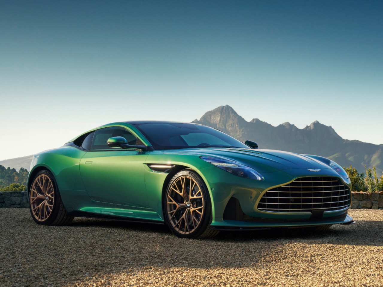 Aston Martin DB12 : Style iconique et 680 chevaux !