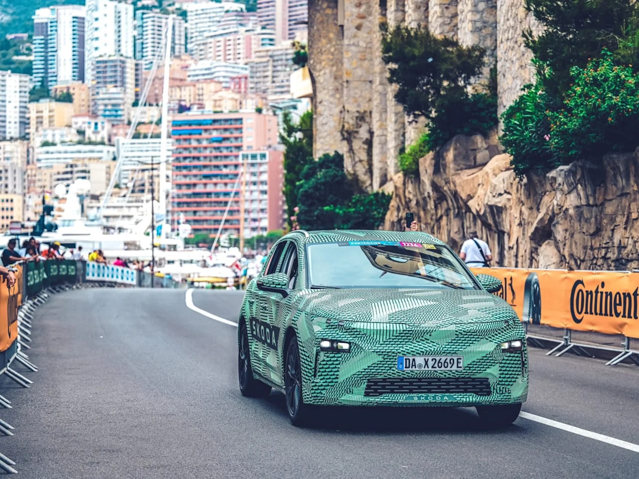 The final stage of this year's Tour de France featured a camoflauged SKODA Elroq; the winner is Tadej Pogačar