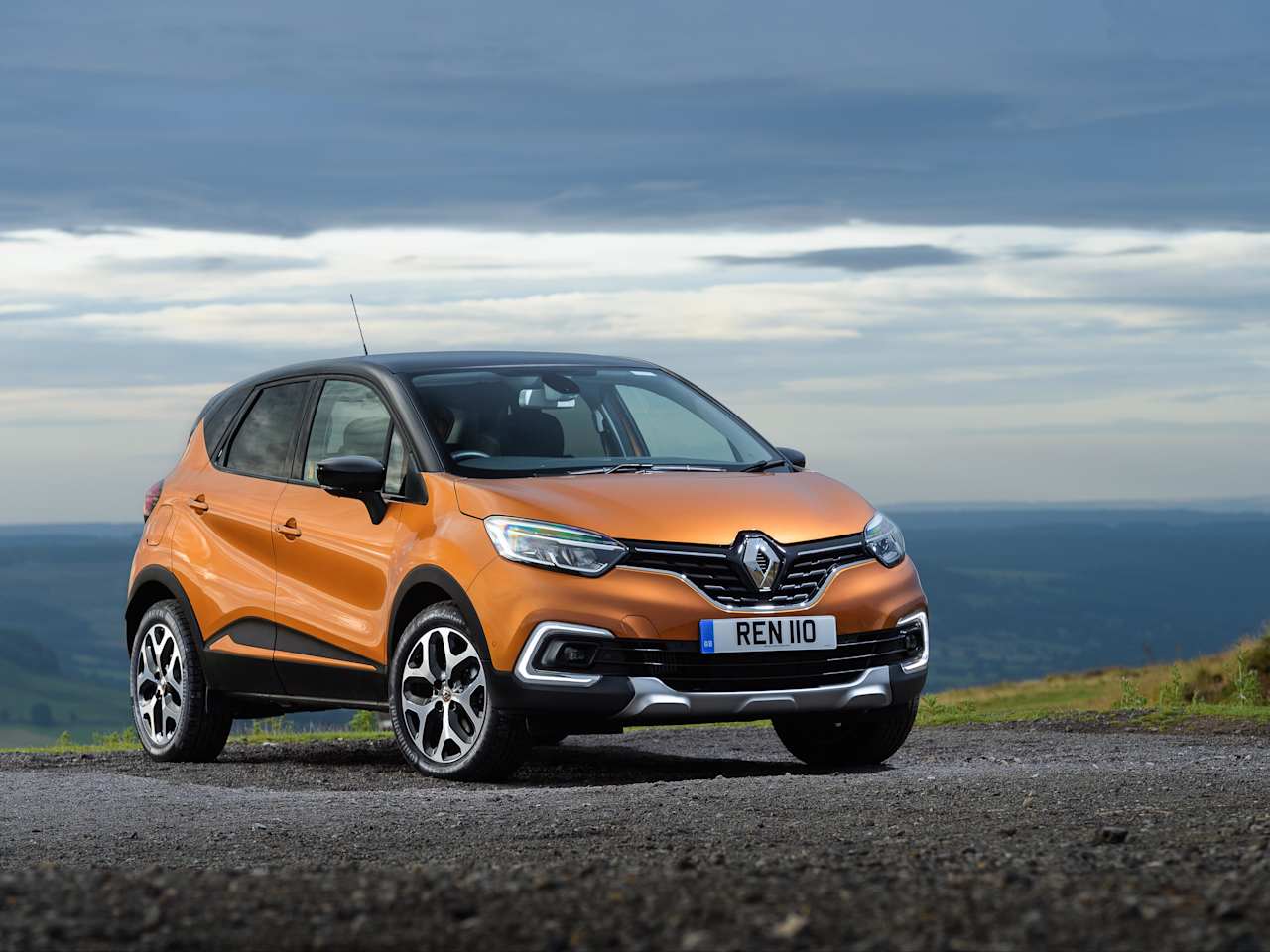 NEW RENAULT CAPTUR NAMED BEST COMPACT SUV AT BUSINESS CAR AWARDS 2017 