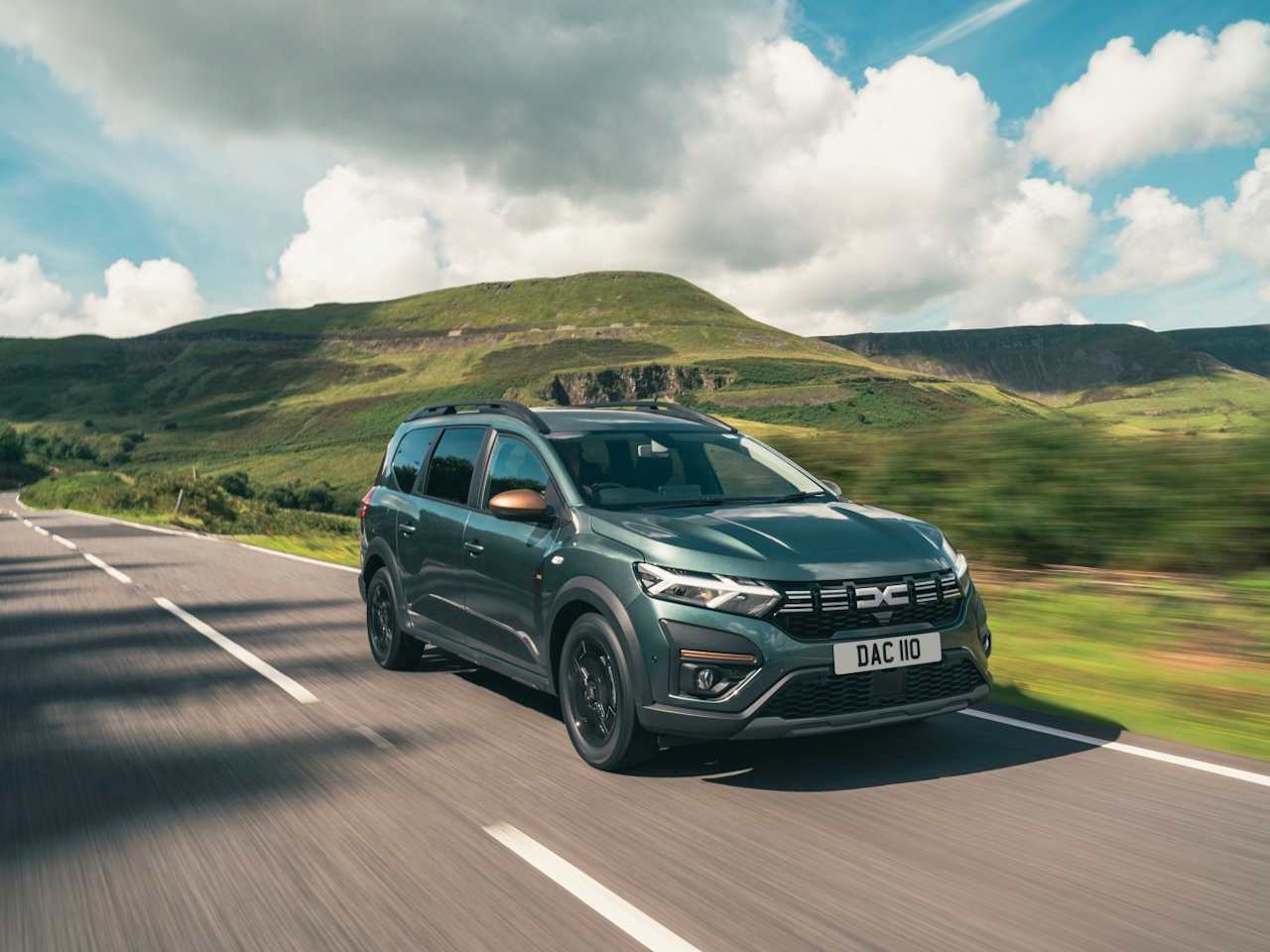 DOUBLE WIN FOR DACIA AT THE 2024 WHAT CAR? CAR OF THE YEAR AWARDS