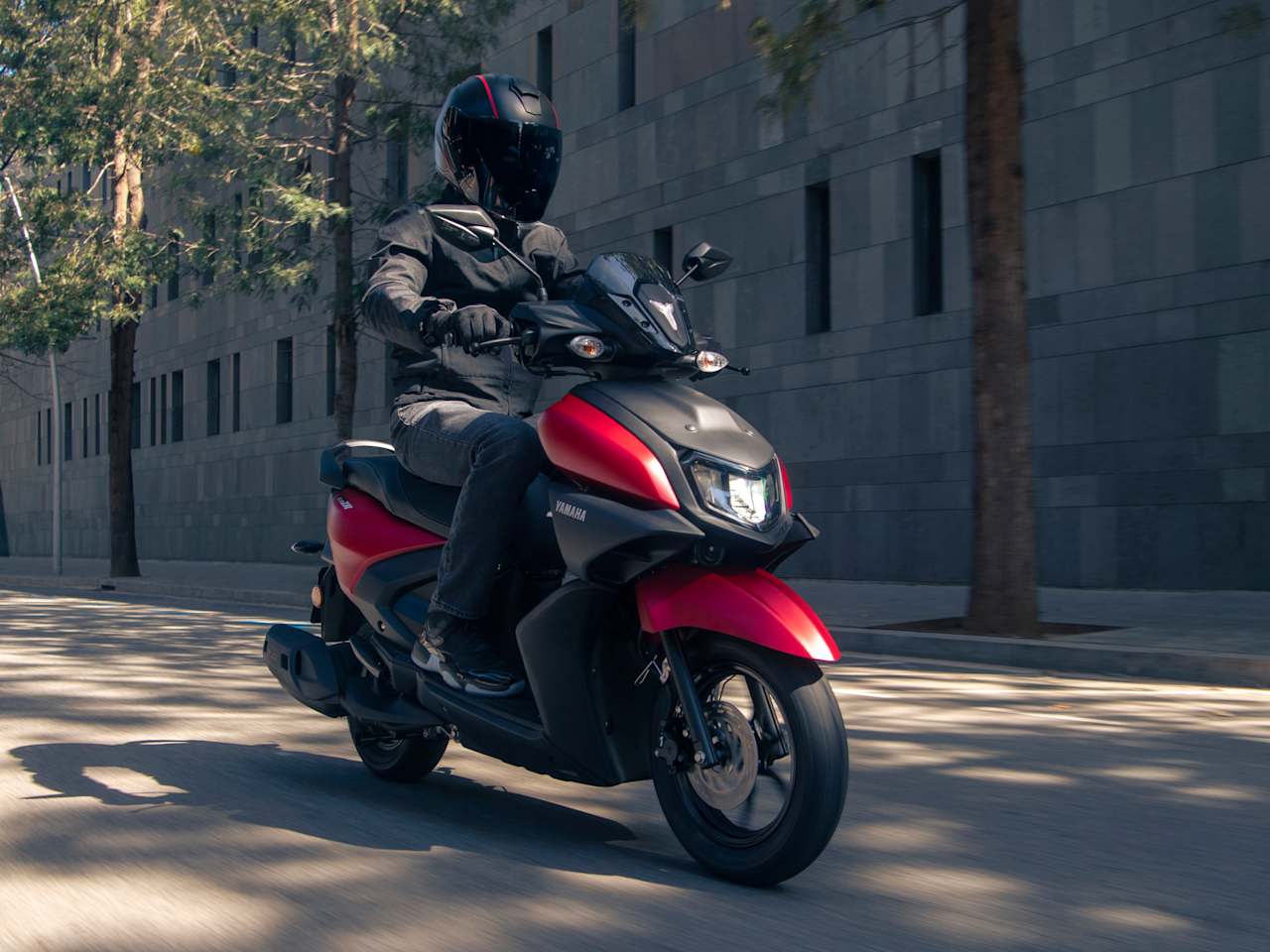 Yamaha RayZR : Le nouveau scooter 125cc hybride !