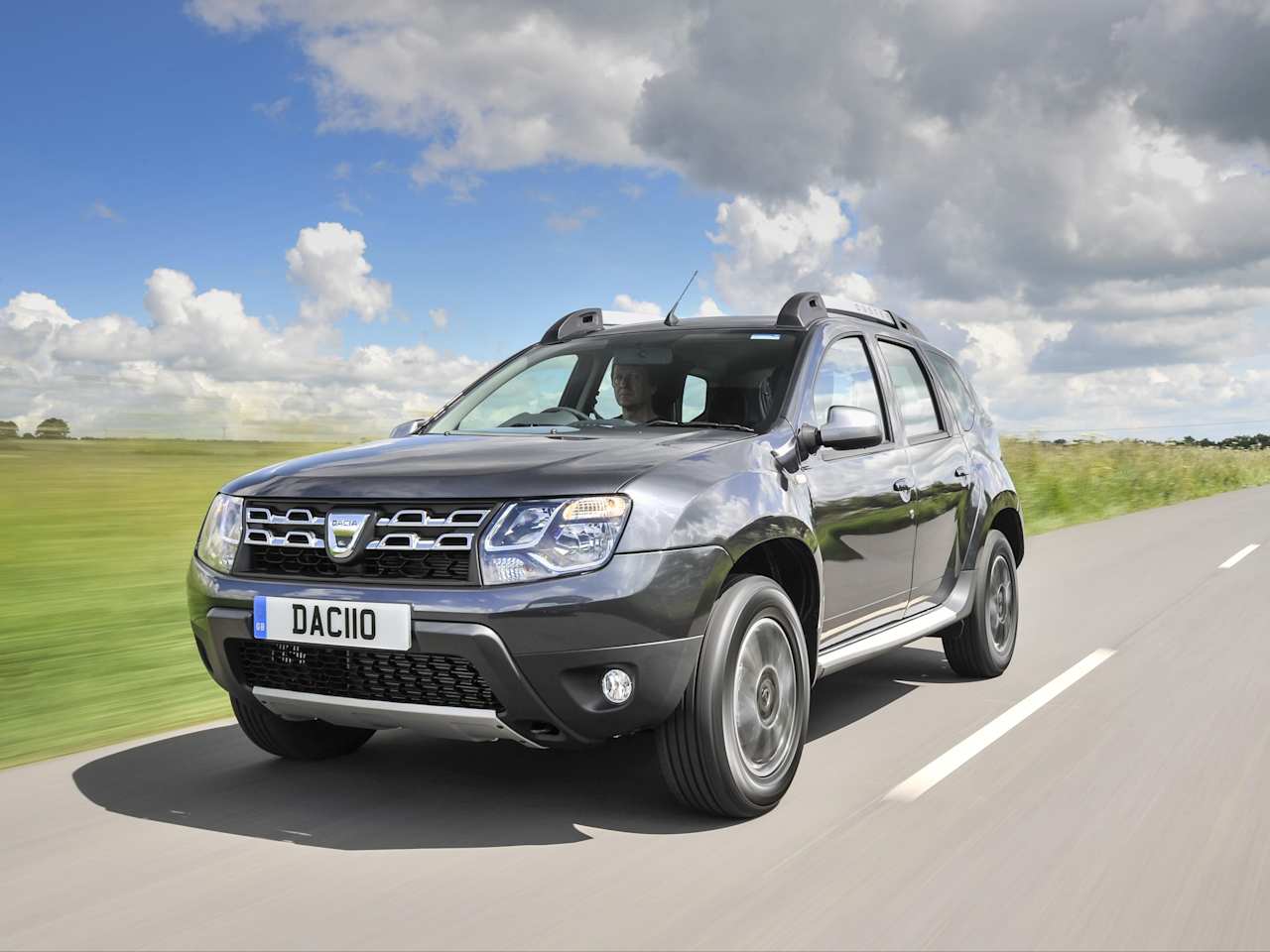 DACIA DUSTER WINS BEST SMALL SUV AT 2017 GREEN APPLE AWARDS 