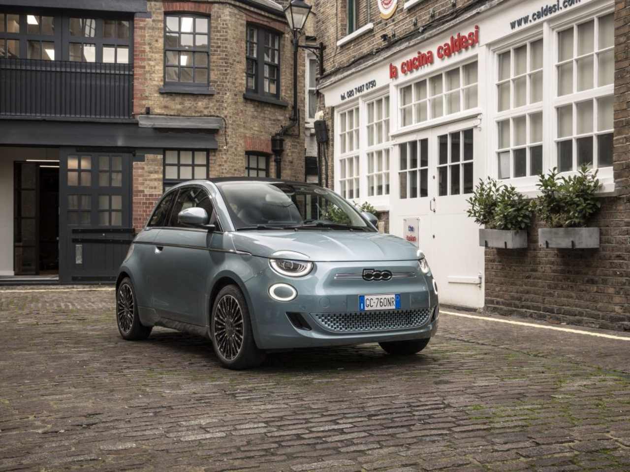 NEW ALL-ELECTRIC FIAT 500 PICKS UP DUO OF TROPHIES AT THE INAUGURAL ELECTRIFYING.COM AWARDS