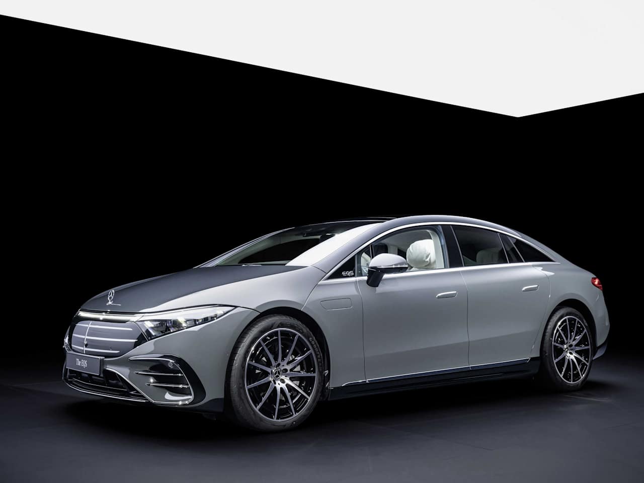 Що робить Mercedes-Benz EQS 500 4MATIC винятковим автомобілем?