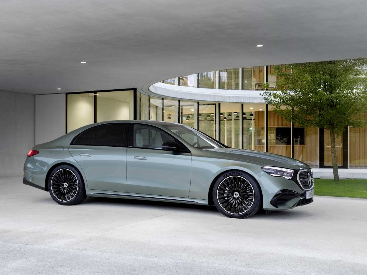 Mercedes-Benz E 300 DE — розкішний і економічний автомобіль