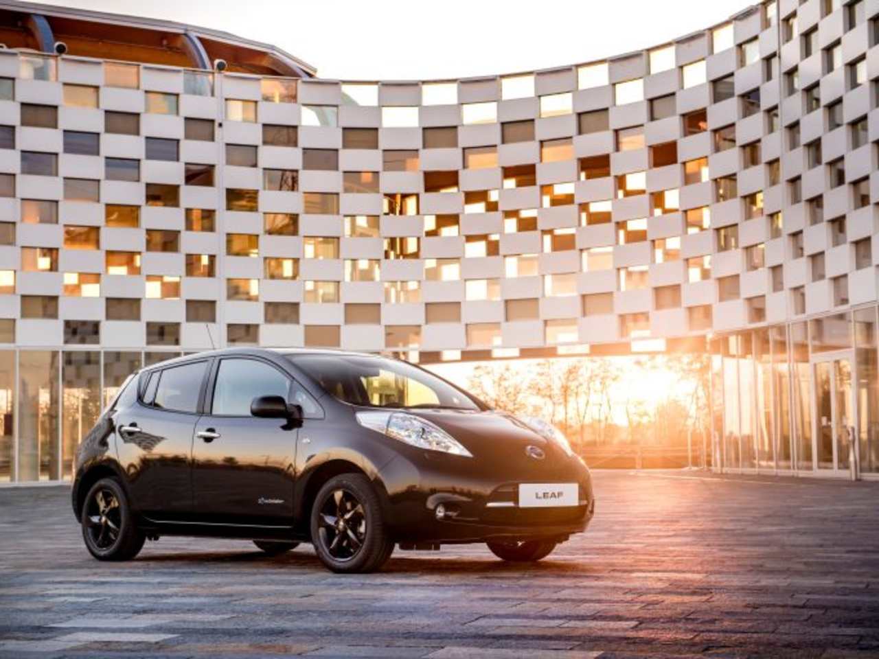 STYLE HITS THE ELECTRIC CAR MARKET: NISSAN REVEALS THE NEW BLACK LEAF EDITION