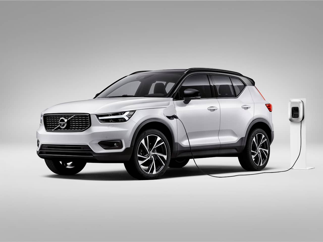 Volvo becomes first car manufacturer to offer plug-in hybrid versions of its entire model range