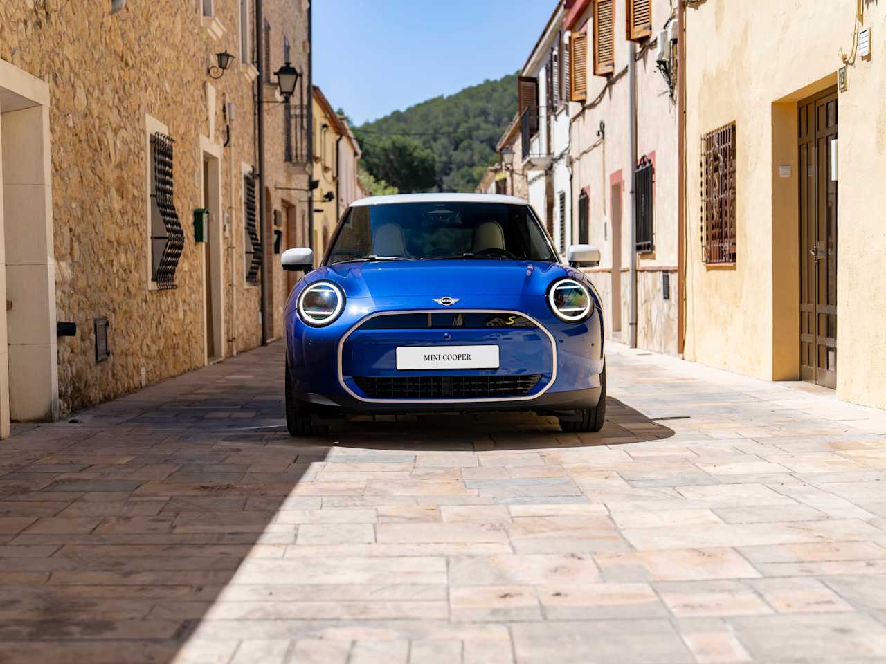 MINI Cooper SE ريادة أنيقة نحو مستقبل القيادة المستدامة 