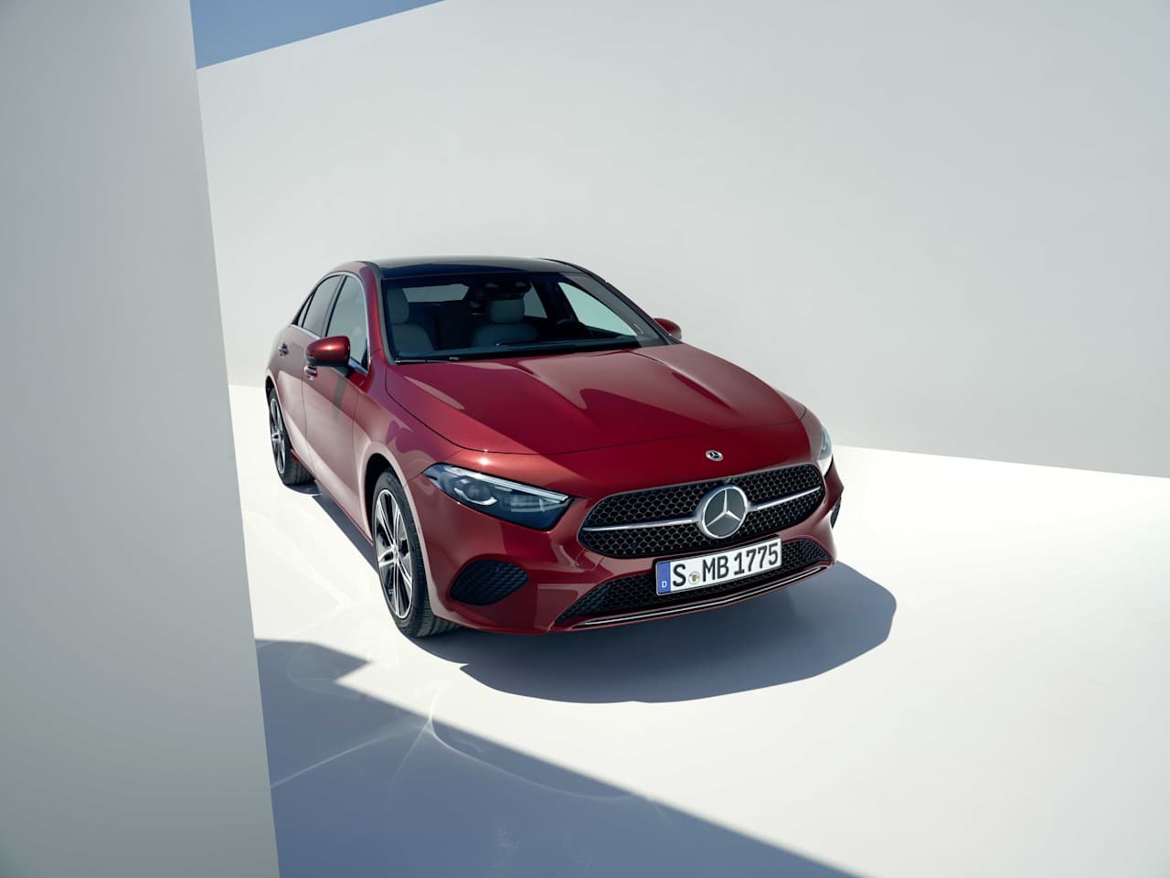Mercedes-Benz A 180: огляд моделі і технічні характеристики