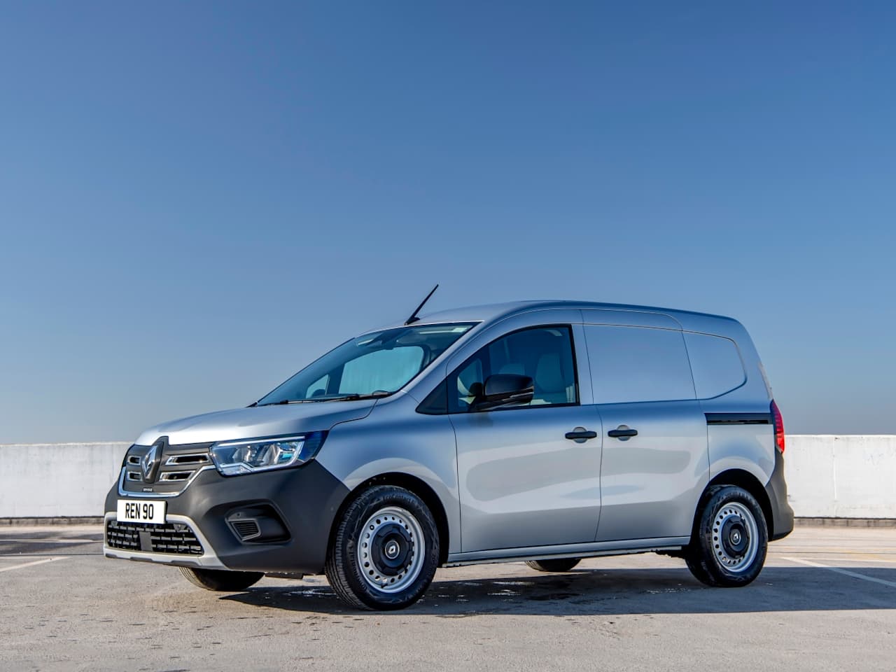 RENAULT KANGOO DOMINATES THE SMALL VAN CATEGORIES AT THE WHAT CAR? VAN AND COMMERCIAL VEHICLE AWARDS