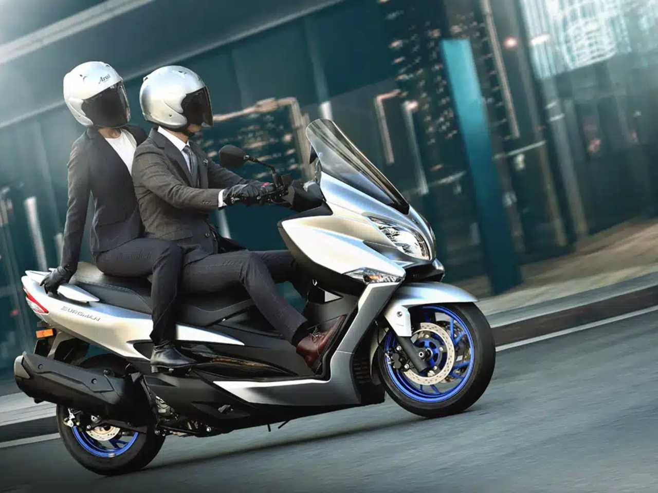 Burgman 400 : Le Maxi-Scooter Suzuki !